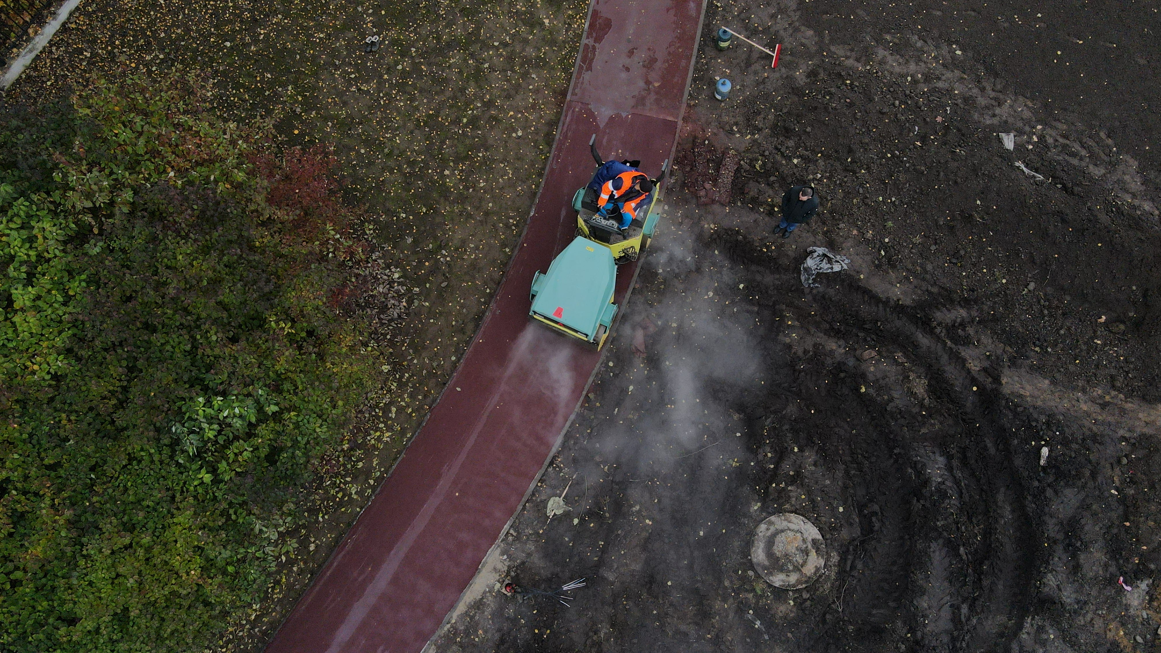 В Бестужевском саду уложили красный асфальтобетон с ароматом клубники