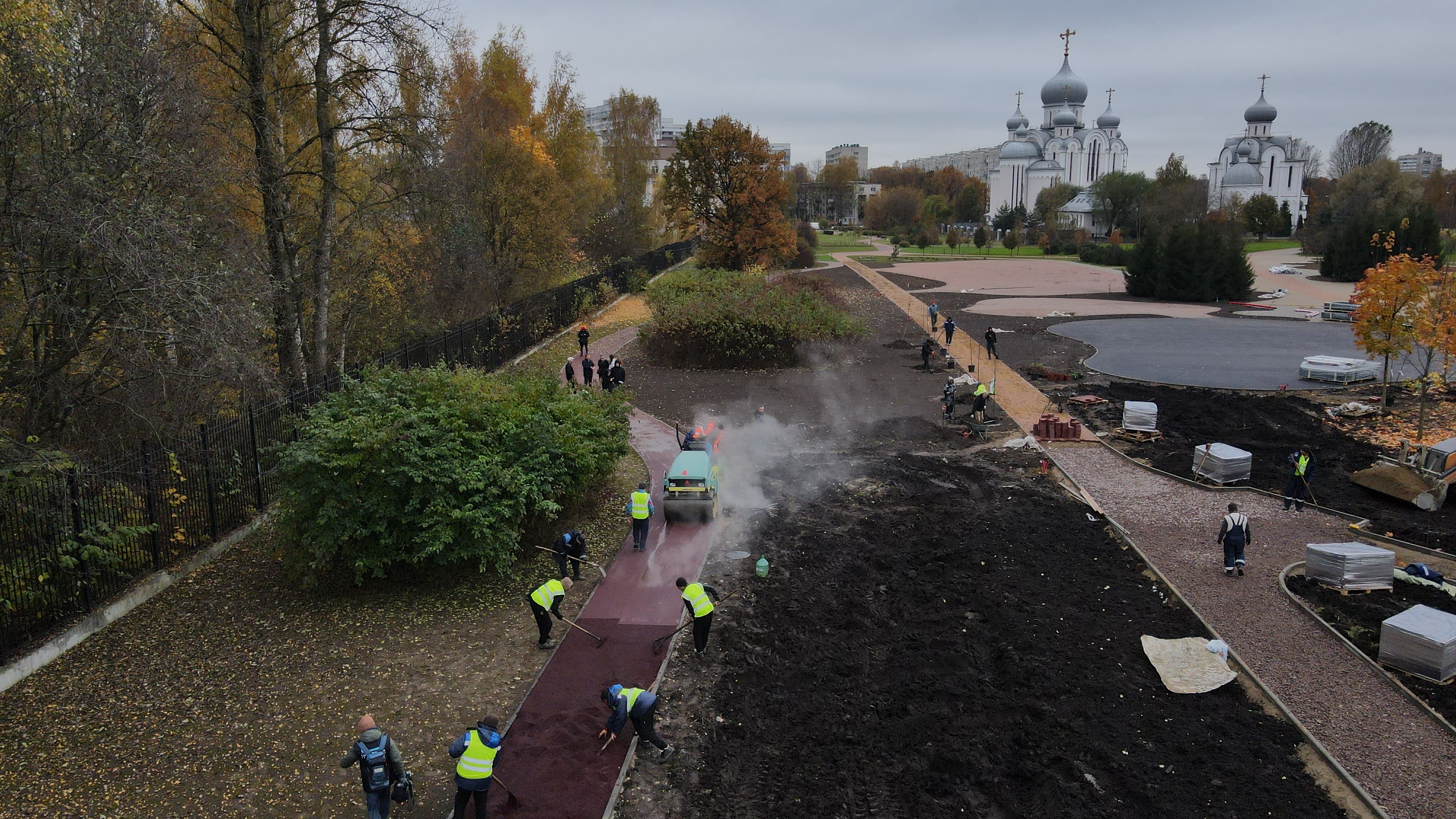 В Бестужевском саду уложили красный асфальтобетон с ароматом клубники