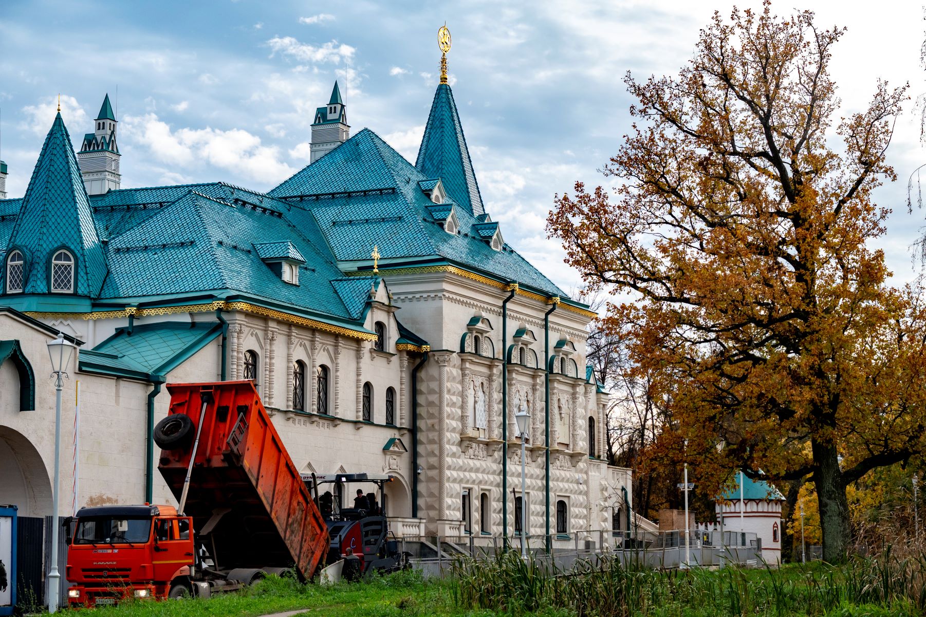 Проезды к Федоровскому городку украсили красным асфальтобетоном